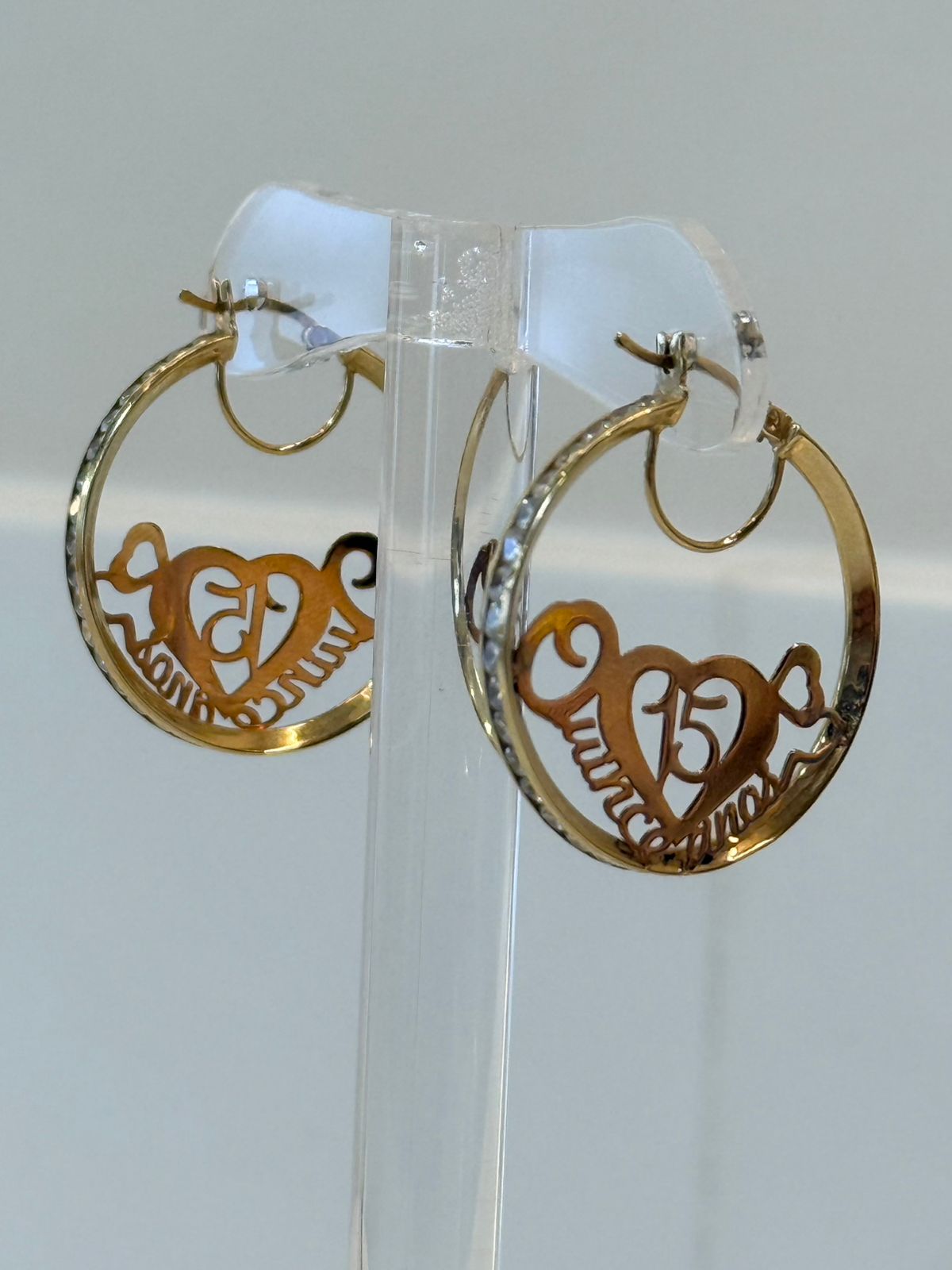ARETES 15 AÑOS PIEDRAS AL BORDE 14K 3.9GR